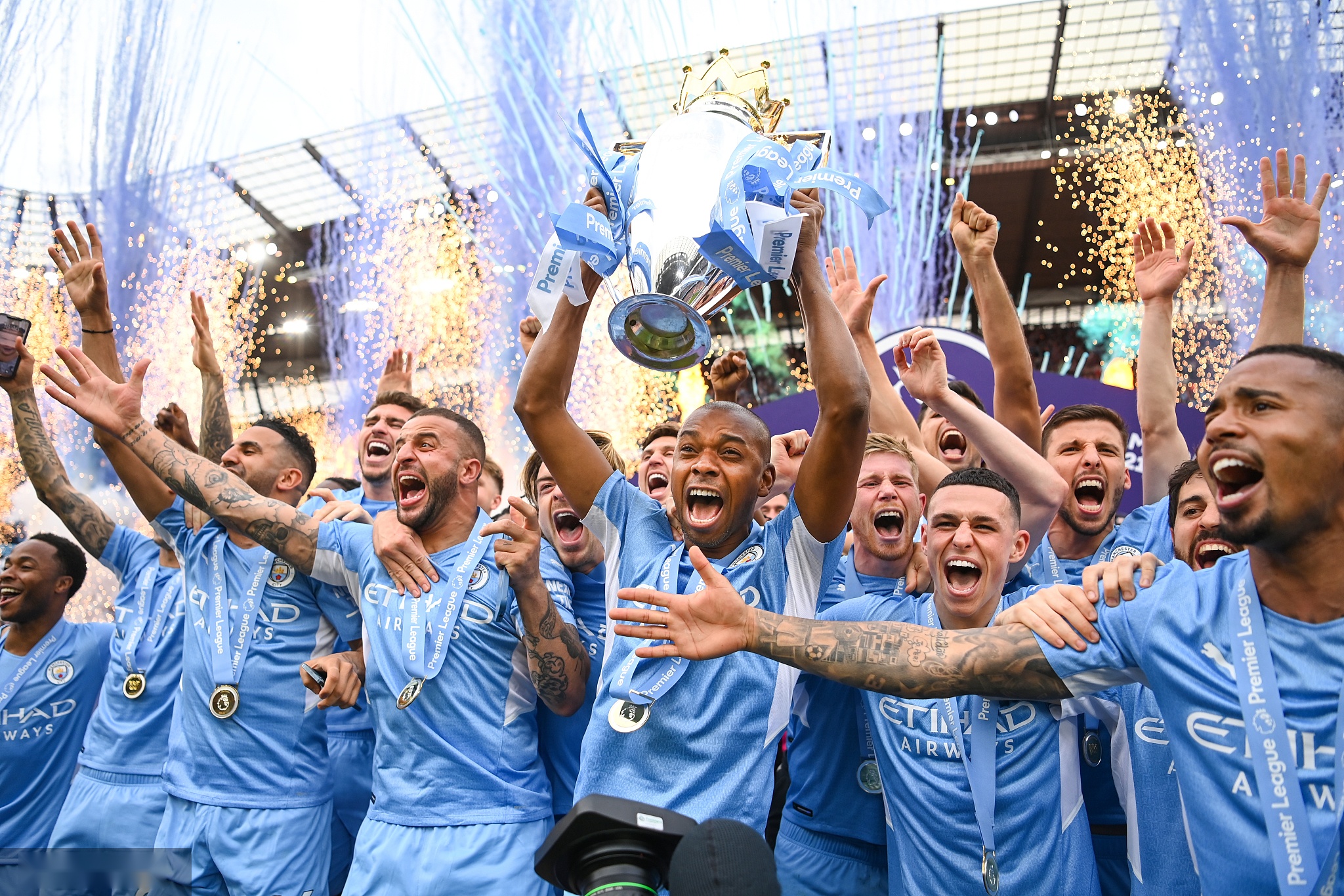 持着强大的 持着强大的